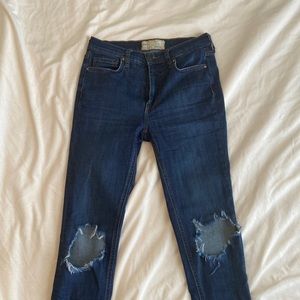 RIPPED FREE PEOPLE CROPPED DENIM 💙